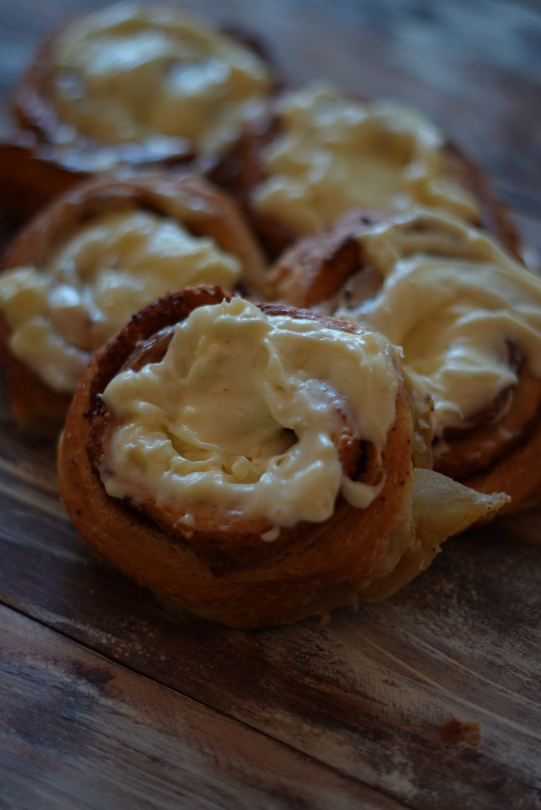 Cinnamon roll con frosting de queso crema