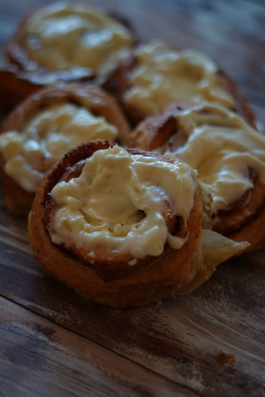 Cinnamon roll con frosting de queso crema