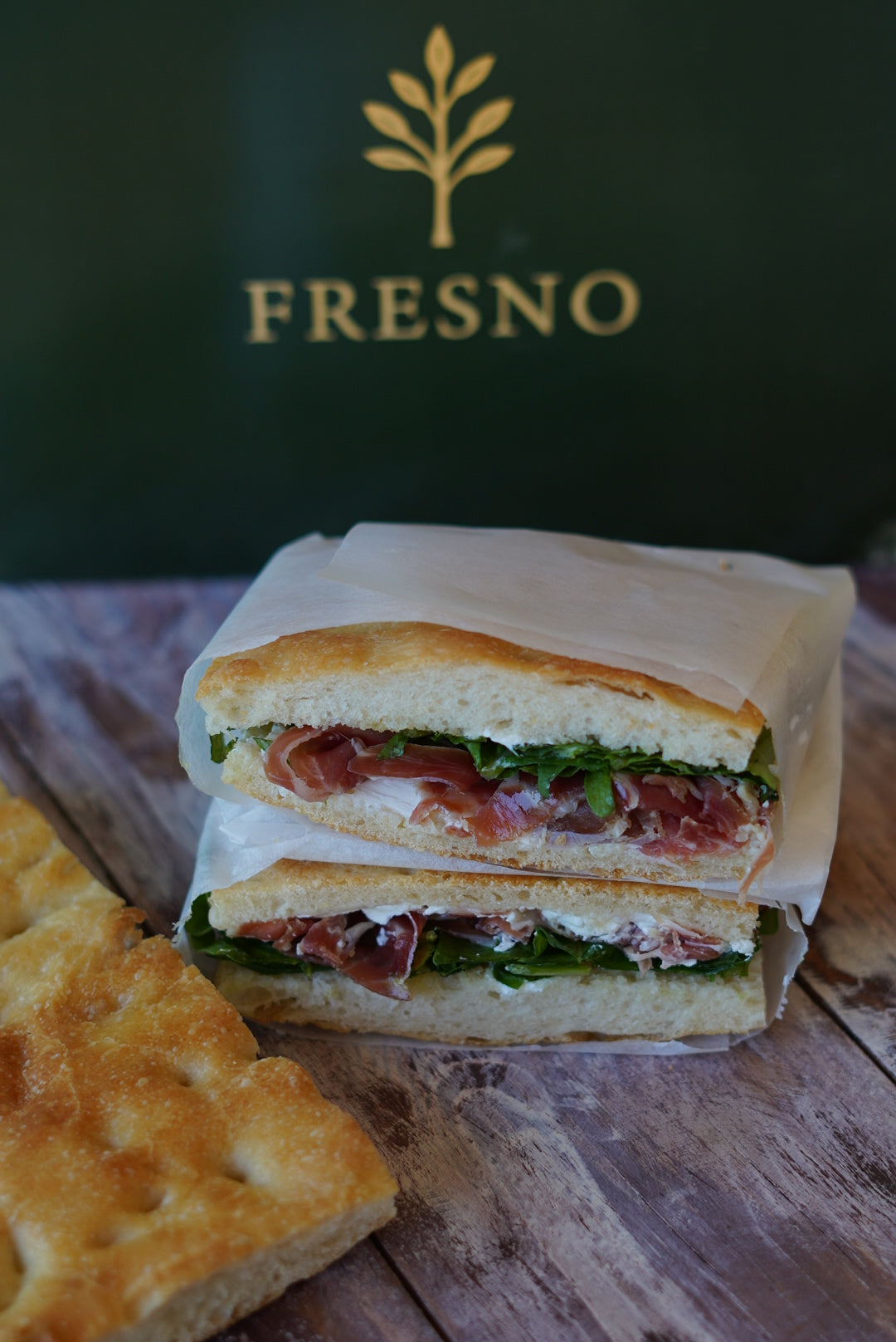 Focaccia Queso crema, rúcula, jamón serrano